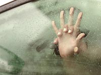 Секс в джипе закончился тем, что автомобиль провалился под лед