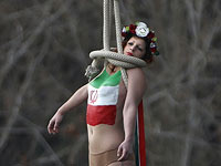 FEMEN против визита Роухани в Париж: обнаженная и повешенная приветствовала 
