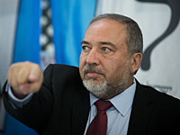 Либерман иронически осудил планы Швеции о депортации 80 тысяч мигрантов