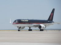 Самолет Дональда Трампа совершил экстренную посадку из-за неисправного двигателя