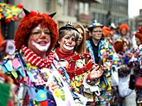 Мокрый карнавал в Кельне: красочное шествие в окружении полиции