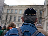 Опрос: большинство граждан Франции  считают отказ от кипы победой террористов
