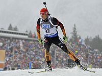 Трехкратный чемпион мира по биатлону во время гонки преследования врезался в дерево и получил тяжелые травмы