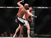 Fight Night London: в кровавой бойне Майкл Биспинг победил Андерсона Силву