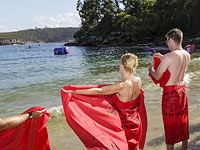 Голый океанский заплыв и красные флаги. Фоторепортаж