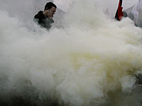 Акции протеста в Киеве: участники громят автомобили у здания посольства РФ 