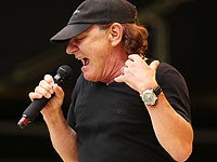 Остановлены гастроли AC/DC в США: лидеру группы Брайану Джонсону угрожает потеря слуха