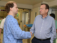 Мэр Тель-Авива навестил в больнице туристов из России, пострадавших в результате теракта