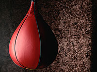 Ревнивец тренировался на боксерской груше, а затем нанес любимой 80 ударов ножом