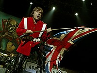 Самолет группы Iron Maiden столкнулся с тягачом в аэропорту Сантьяго, двое пострадавших