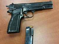 Полиция задержала араба с пистолетом, похищенным у охранника