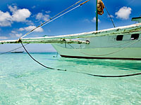 Филиппинские рыбаки обнаружили яхту-призрак с мумией владельца внутри