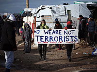 Демонтаж лагеря беженцев в Кале обернулся бунтом: полиция применила спецсредства