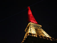 Парижане солидарны с брюссельцами: Эйфелеву башню ночью окрасили в цвета флага Бельгии