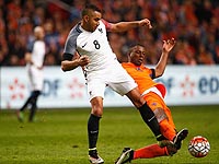 Матч прервали для минуты аплодисментов в память о Йохане Кройфе. Французы обыграли голландцев