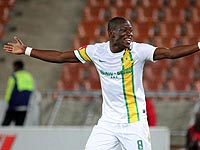 В отборочном матче полузащитник сборной ЮАР забил гол ударом со своей половины поля