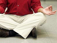 Самолет вернулся в аэропорт, когда пассажир отказался сесть в кресло, потому что занимался йогой