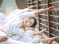 Йога над пропастью: демонстрация бесстрашия на стеклянном мосту в Китае. ФОТО