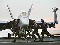 Скрывавшийся от полиции джип въехал на военную базу и врезался в истребитель