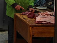 Раскрыта сеть контрабандистов, доставлявших испорченное мясо из автономии в Израиль
