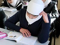 Мусульманские школьники в Швейцарии отказались пожимать руки женщинам-учителям