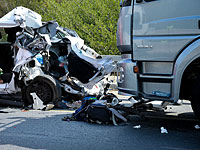 На шоссе №1 грузовик опрокинулся и придавил собой легковушку