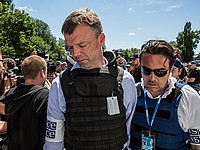 Заместитель председателя Специальной мониторинговой миссии ОБСЕ на Украине Александр Хуг (слева) 