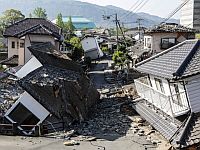 Землетрясения на юге Японии: сотни подземных толчков магнитудой до 7,3, число жертв растет
