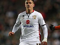 Чемпионат Англии: нападающий заменил удаленного вратаря и отразил пенальти