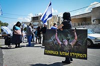 Протест около здания военного суда. 14 апреля 2016 года