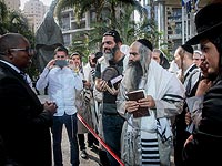 Около посольства ЮАР в Рамат-Гане проходит демонстрация сторонников раввина Берланда