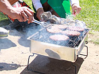 Ребенок с ожогами доставлен в больницу после того, как на него опрокинулся мангал