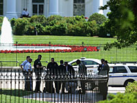 Джозеф Капуто, обернутый американским флагом,  перепрыгнул забор Белого дома и был арестован
