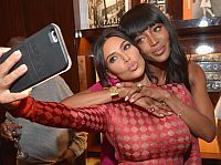 Селфи с Наоми: Ким Кардашьян на презентации книги Кэмпбелл в Калифорнии