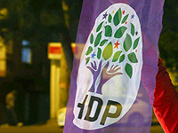 Драка в парламенте Турции, глава курдской фракции вывихнул плечо