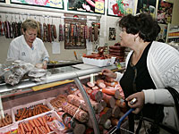 Израильтяне продолжают сокращать потребление сосисок и отказываются от готового хумуса