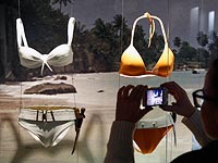 Авто Джеймса Бонда и бикини Урсулы Андресс: выставка в Париже. Фоторепортаж