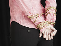 Преступник, удерживающий заложников в одном из московских банков, угрожает взрывом