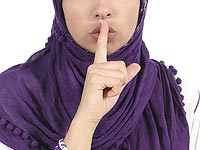 Турецкую журналистку, рассказавшую о поставках оружия ИГ, лишили родительских прав
