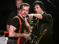 Солист Eagles of Death Metal обвинил охрану 