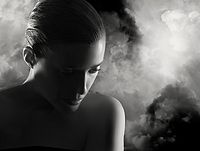 Женщина разделась в знак протеста против запрета на курение в магазине