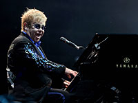 Сэр Элтон Джон прилетел в Израиль 