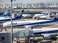 В аэропорту Токио загорелся самолет