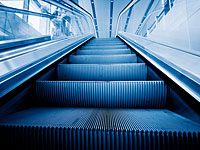 В торговом центре в Ор-Иегуде ребенок получил тяжелые травмы, упав с эскалатора