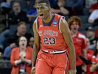 Известный баскетболист обвиняется в попытке убийства и грабеже