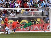 Битва гигантов в Калифорнии. Без Месси аргентинцы победили сборную Чили