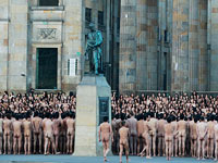 Голая массовка Туника в Боготе: 6.000 добровольцев на морозе. ФОТО