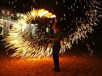 В Хевроне и Газе празднуют Рамадан и теракт в Тель-Авиве