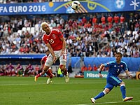 Аарон Рэмзи головой посылает мяч выше ворот