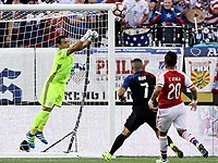 Сборная США в меньшинстве  победила парагвайцев и вышла в плэй-офф